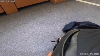 une agente immobiliere trompe son mec se fait baiser en anal lors de la visite par des faux clients