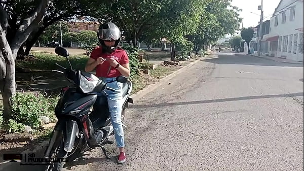 ayudando a desconocida con su moto 3